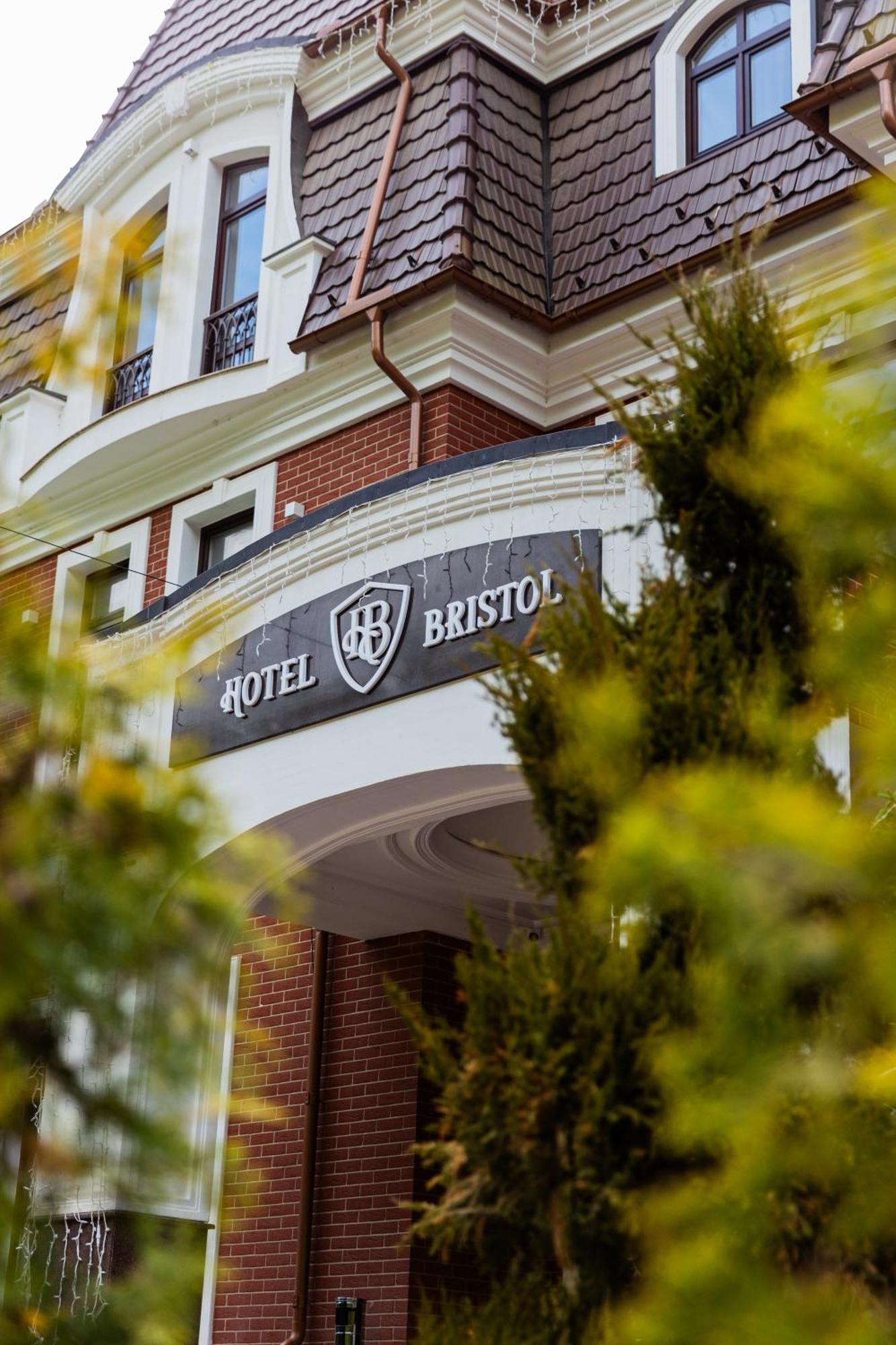 Park Hotel Bristol 우주고로트 외부 사진
