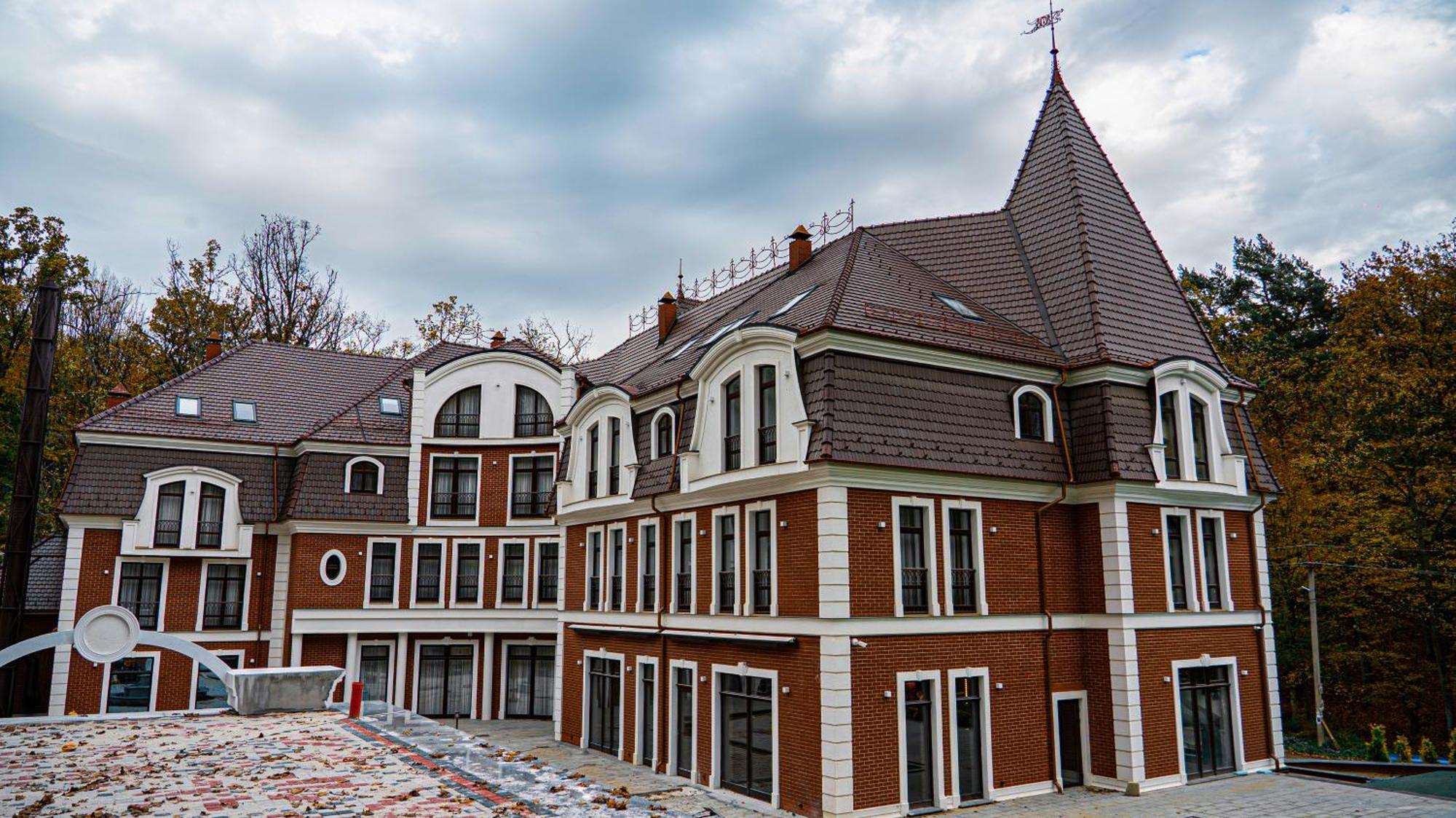 Park Hotel Bristol 우주고로트 외부 사진