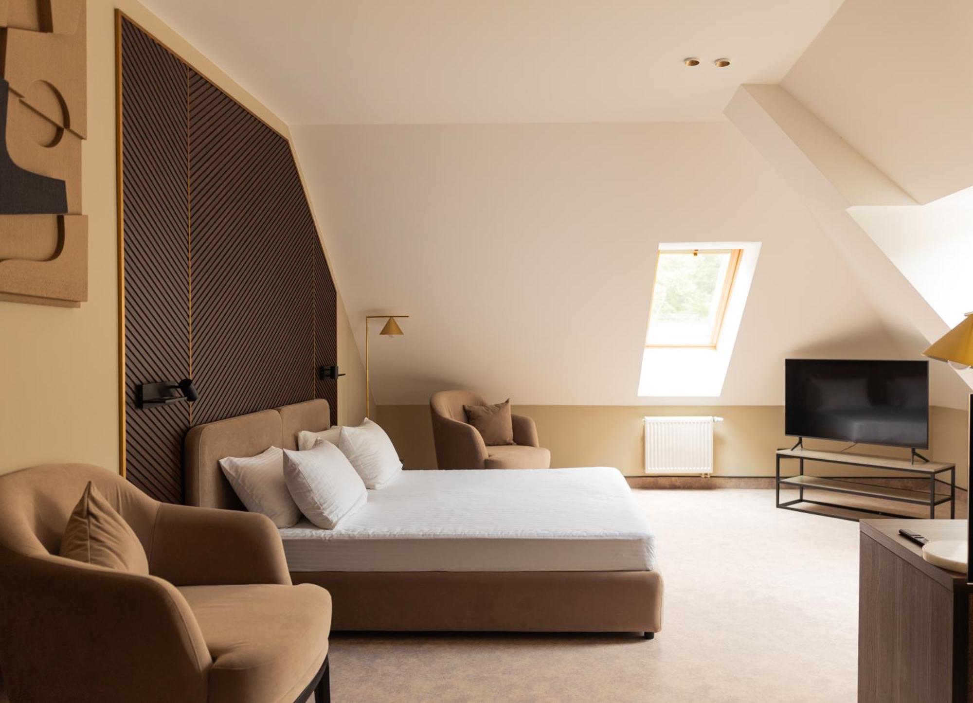 Park Hotel Bristol 우주고로트 외부 사진
