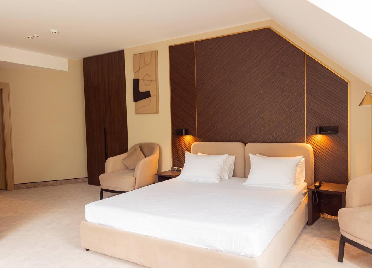 Park Hotel Bristol 우주고로트 외부 사진