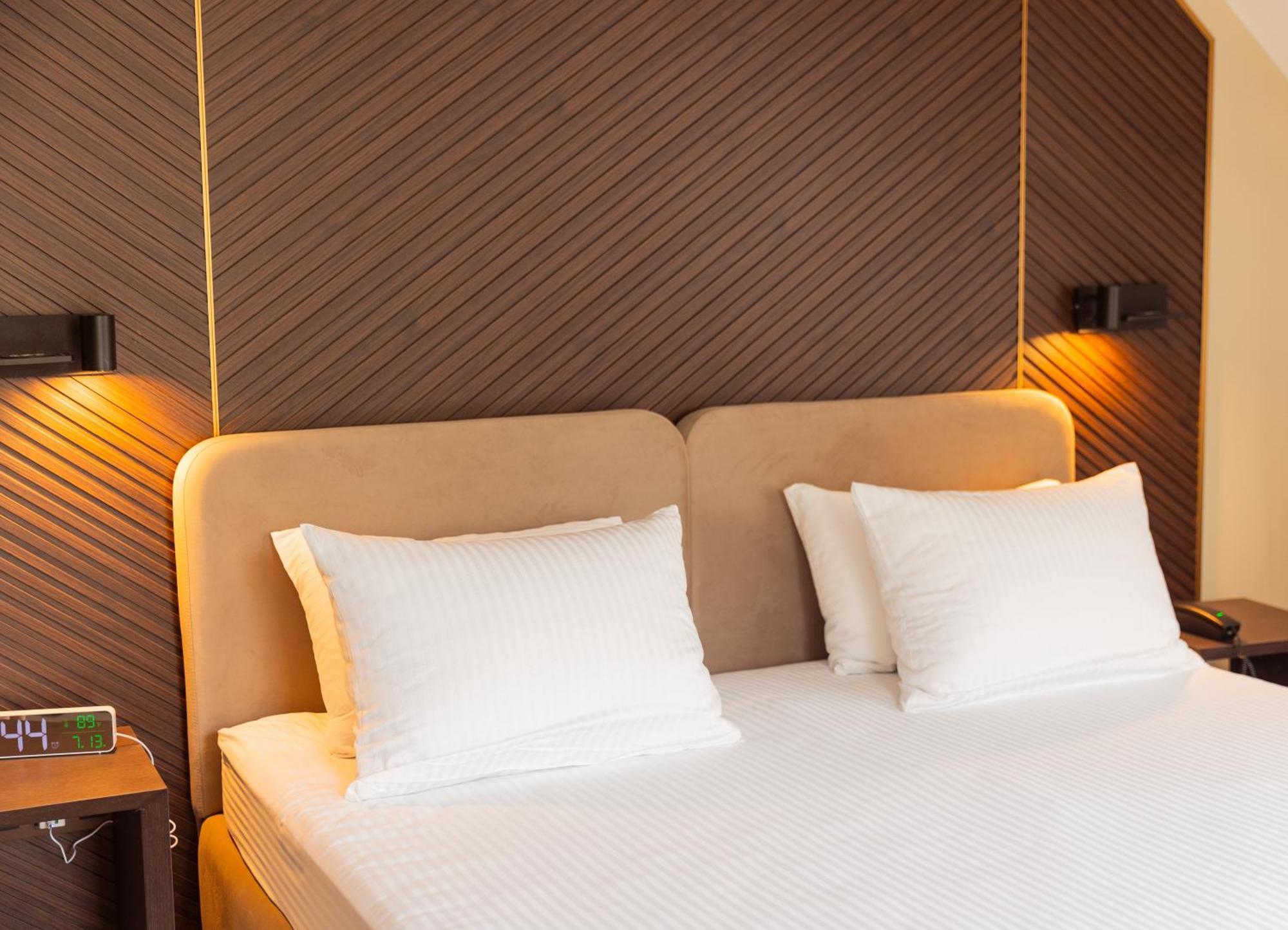 Park Hotel Bristol 우주고로트 외부 사진